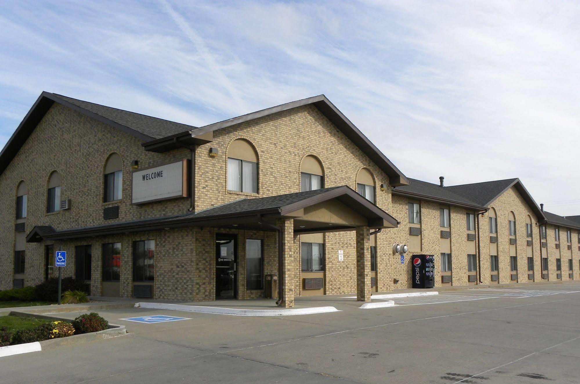 New Victorian Inn & Suites Kearney Extérieur photo